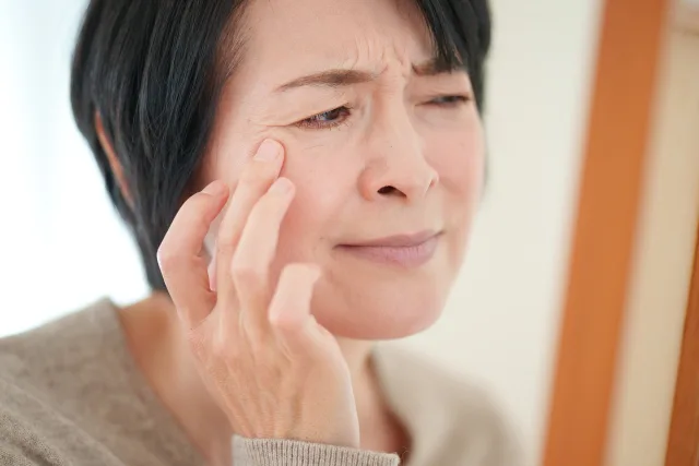目元のたるみを気にする女性