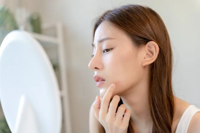 鏡を見る女性