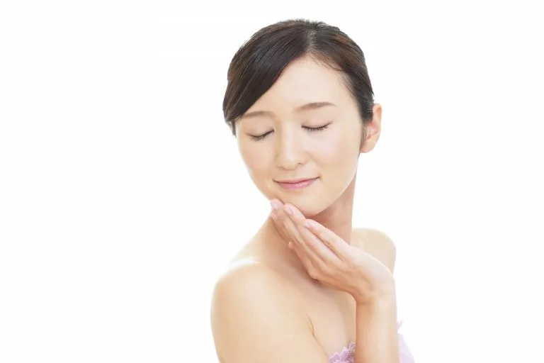 顎に手をあてる女性