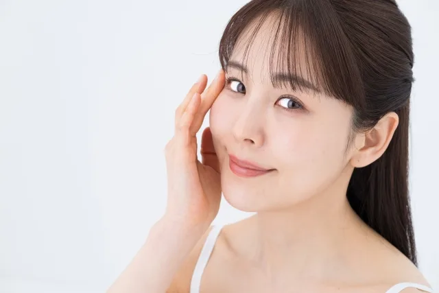 目元に手を添える女性