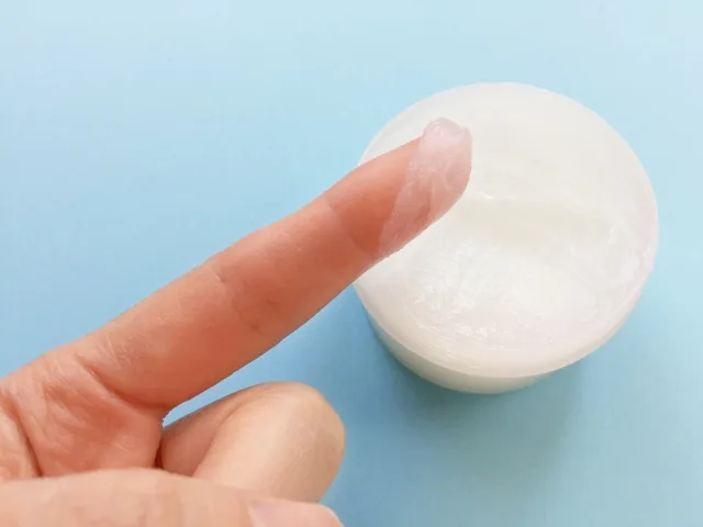 指先にのせた白い内容物