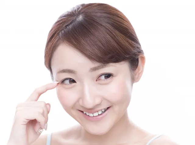 目元とさす女性