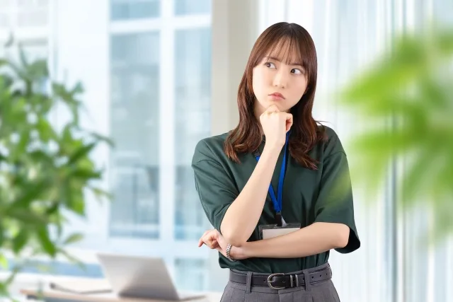 考える女性