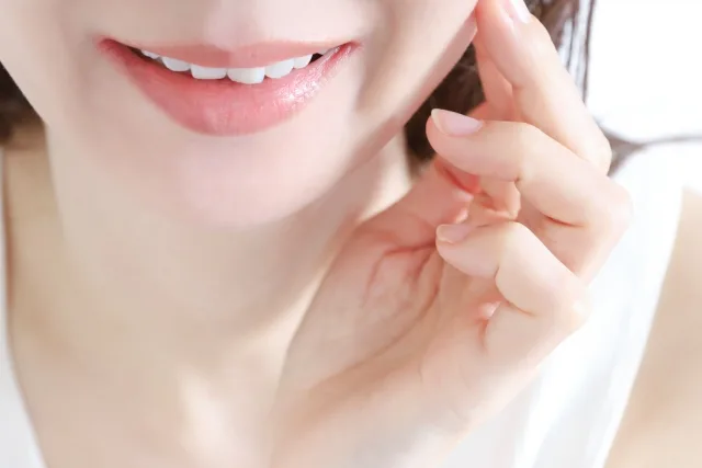 女性の口元