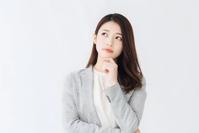 考える女性