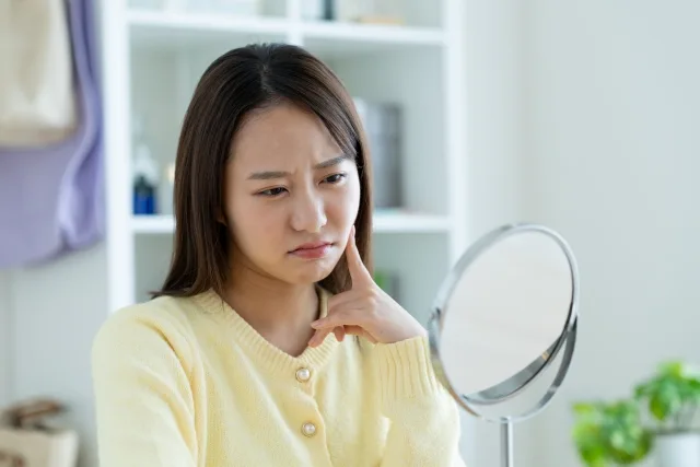 鏡を見る女性