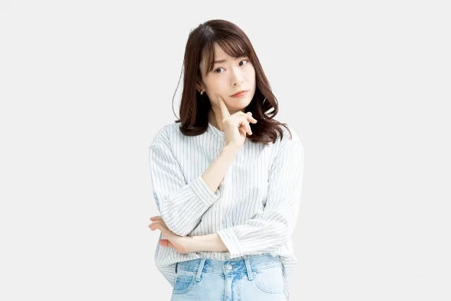 考える女性