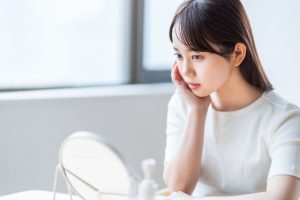 頬杖をついている女性
