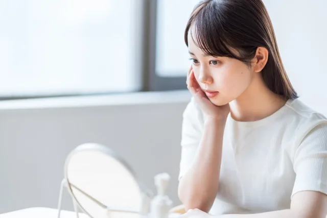 頬杖をついている女性