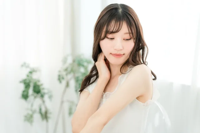 頬に手を添える女性