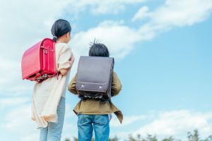 ランドセルを背負う小学生