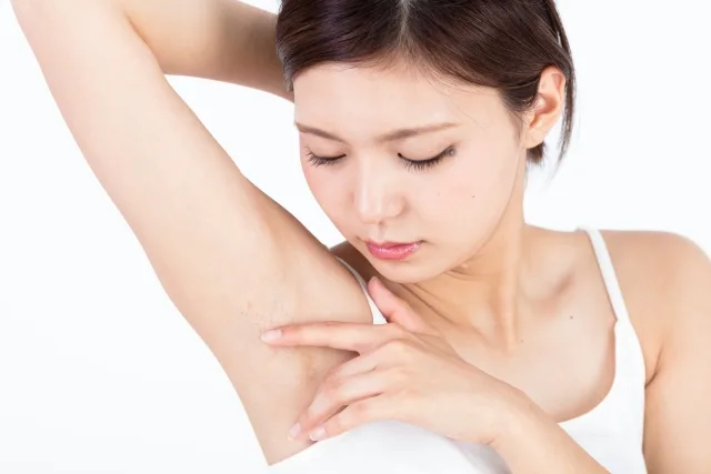 脇を見る女性