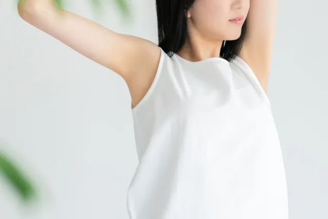 タンクトップの女性