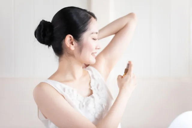 脇を見る女性