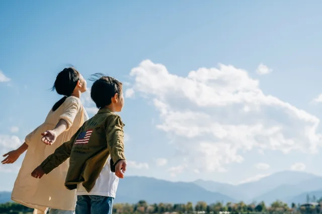 空を見る子供