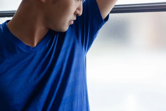 脇を見る男性