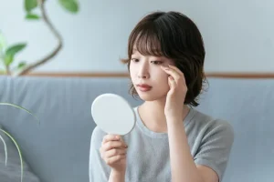 鏡を見る女性