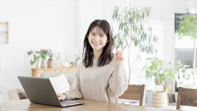パソコンをさわる女性