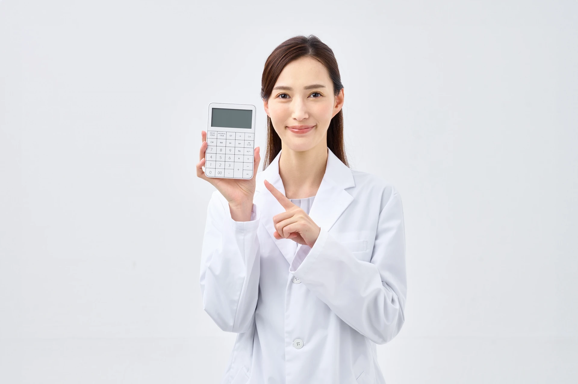 電卓を持つ女性