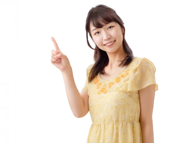 指を出す女性