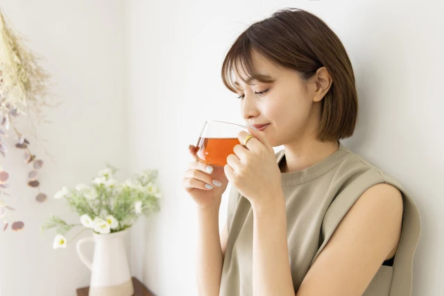 飲み物を飲む女性