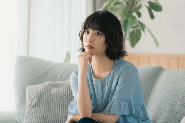考える女性