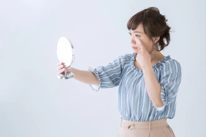 鏡を見る女性