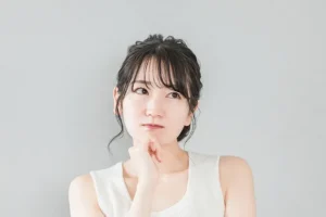 考える女性