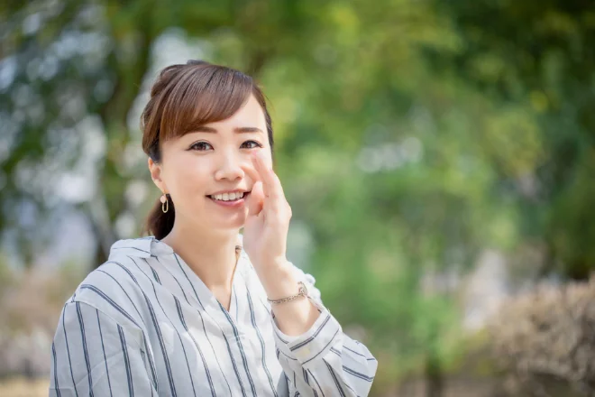頬に手を添えて考える女性