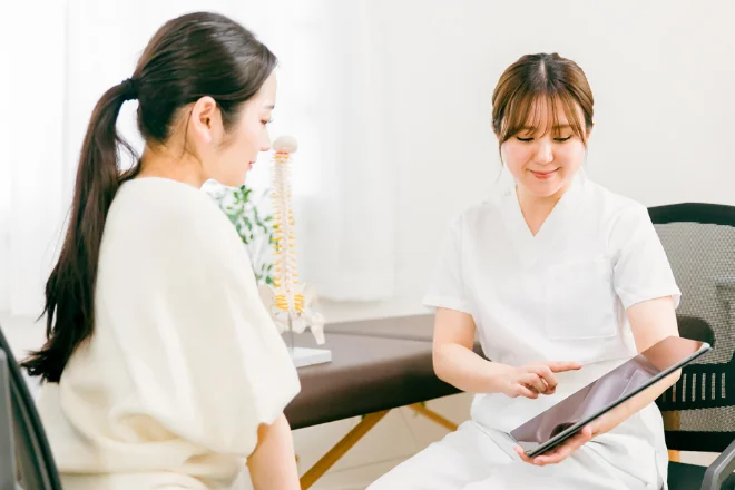 模型を使って説明する医療スタッフと患者