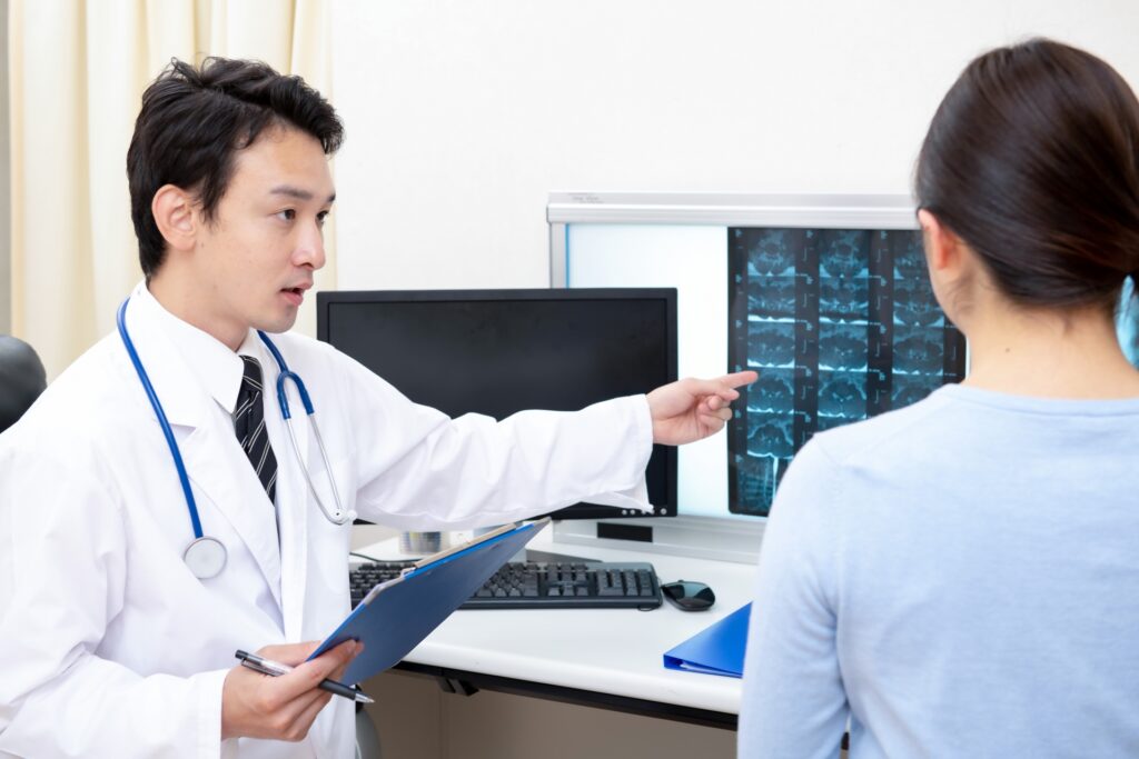 診察で医師から説明を受ける患者