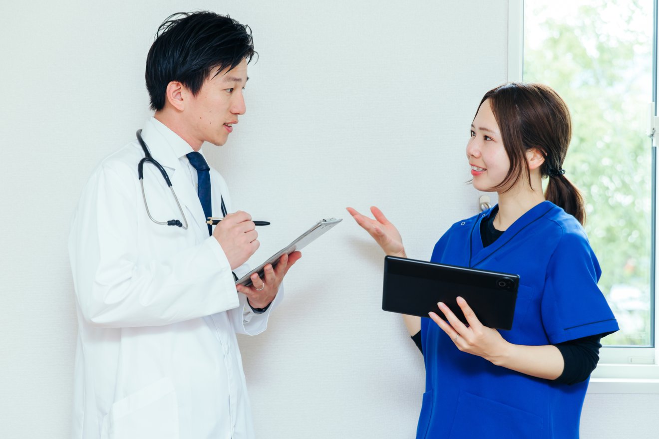 打ち合わせをする医師と看護師