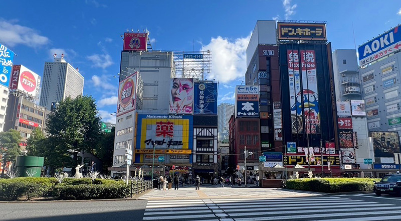 横断歩道の正面にあるマツモトキヨシ