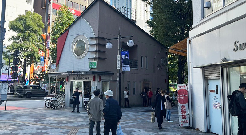 マツモトキヨシと交番の間の道