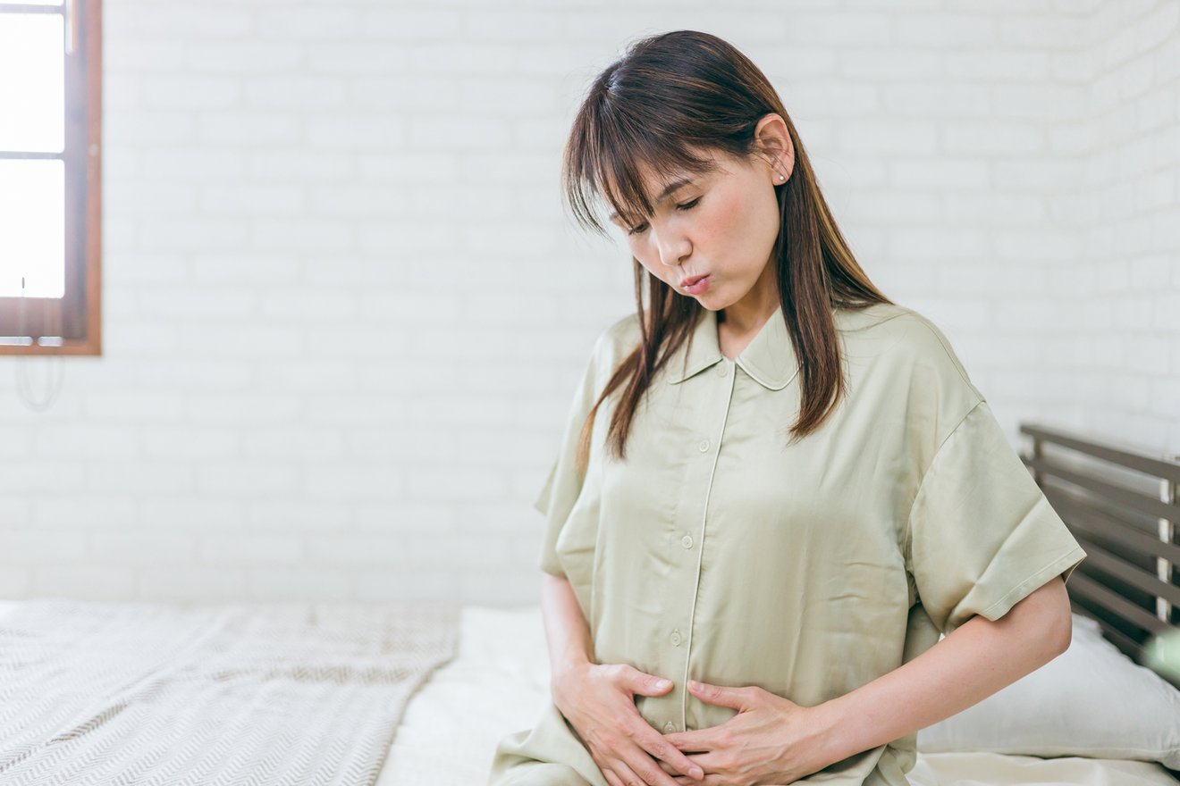 産後のお腹を気にする女性