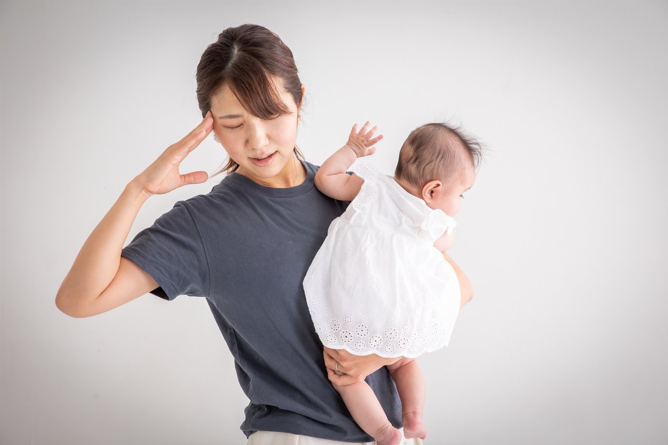 赤ちゃんを抱く母親