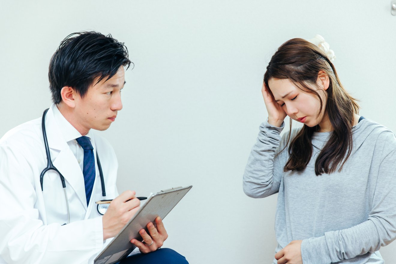 医師に相談する女性